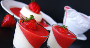 Panna Cotta s jahodami ve sklenici