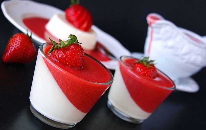 Panna Cotta s jahodami ve sklenici: Elegantní dezert na každou příležitost