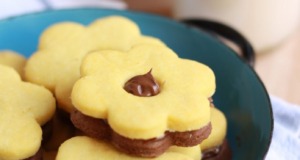 Krásné dvoubarevné linecké koláčky plněné nutellou