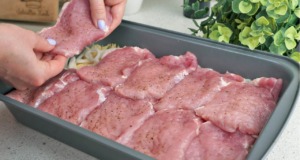 Zapečené vepřové plátky s cibulí, hořčicovou směsí a sýrem s čerstvým salátem Zapečené vepřové plátky s cibulí, lahodnou směsí a sýrem podávané s čerstvým salátem