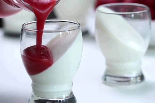 Panna Cotta s jahodami ve sklenici: Elegantní dezert na každou příležitost