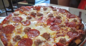 Zůstal vám starý chléb? Použijte jej na tuto jednoduchou a kreativní salámovou pizzu, olivami a sýrem! Salámová pizza s masem a sýrem ze starého chleba