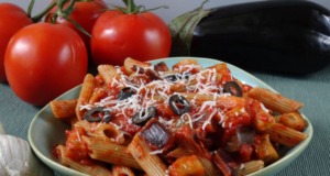 Penne s olivami v rajčatové omáčce – Ideální jídlo pro každou příležitost