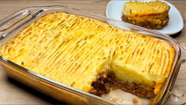 Rychlý a snadný oběd z jednoho pekáče s mletým masem a bramborami