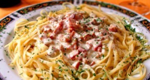 Jednoduchý recept na naše oblíbené špagety se slaninou ve smetanové omáčce