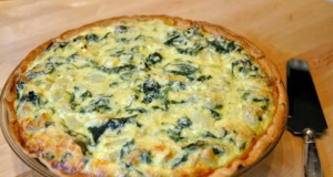 Lahůdka! Fantastický Quiche se špenátem, česnekem a feta sýrem!