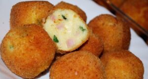 Sýrové krokety se zelenou cibulkou a šunkou: Křupavá lahůdka na každou párty