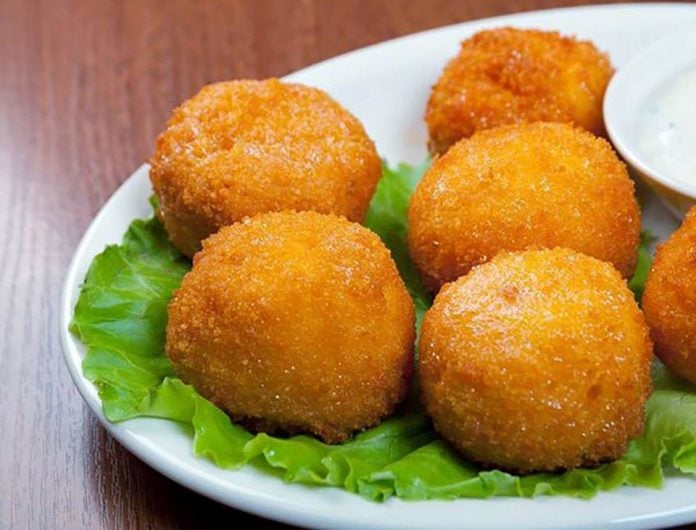 Sýrové krokety se zelenou cibulkou a šunkou: Křupavá lahůdka na každou párty