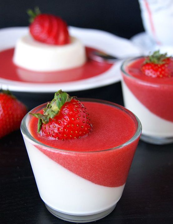 Panna Cotta s jahodami ve sklenici: Elegantní dezert na každou příležitost