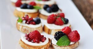 Netradiční sladká tvarohově ovocná bruschetta – perfektní občerstvení