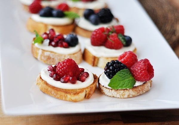 Netradiční sladká tvarohově ovocná bruschetta - perfektní občerstvení