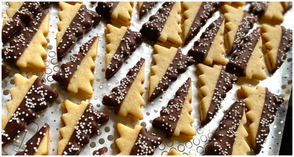 Vánoční stromečky: Recept na křehké vánoční cukroví s cukrovou polevou