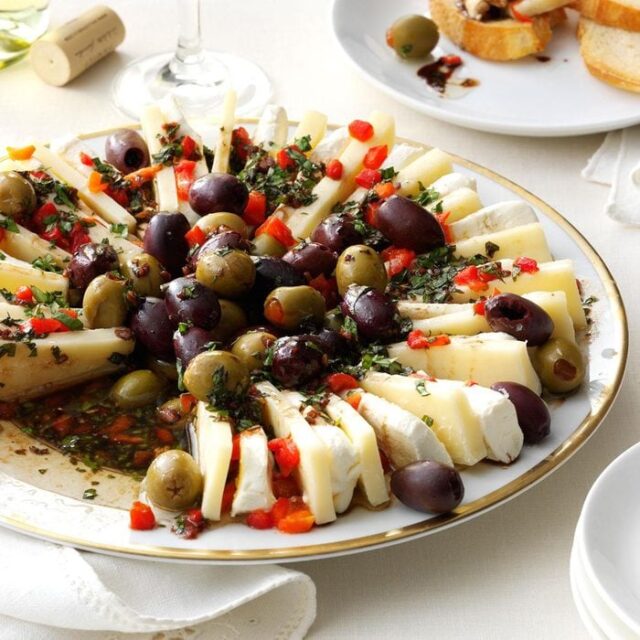 Marinated-Olive-Cheese-Ring_exps137071_TH133086C07_24_2bC_RMS-3