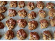 Marokánky: Tradiční vánoční cukroví s ořechy, kandovaným ovocem a čokoládovou polevou Marokánky: Tradiční vánoční cukroví s ořechy, kandovaným ovocem a čokoládovou polevou