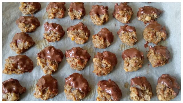 Marokánky: Tradiční vánoční cukroví s ořechy, kandovaným ovocem a čokoládovou polevou Marokánky: Tradiční vánoční cukroví s ořechy, kandovaným ovocem a čokoládovou polevou