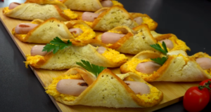 Originální recept na pohoštění – Obložené rolované toasty s párky, sýrem a hořčicí