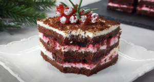 Krásně barevný kakaový koláč s džemem a mascarpone