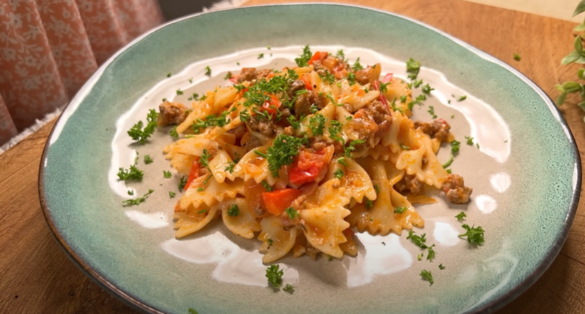 Rychlý recept na italské farfalle s mletým masem a slaninkou - úžasná klasika!