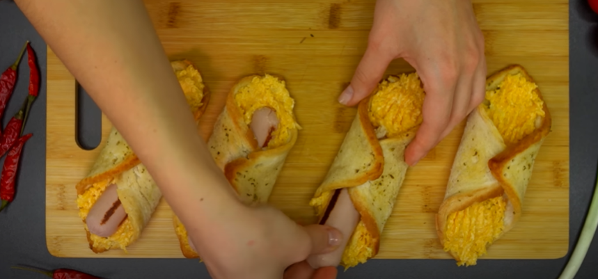 Originální recept na pohoštění - Obložené rolované toasty s párky, sýrem a hořčicí