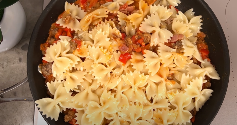 Rychlý recept na italské farfalle s mletým masem a slaninkou - úžasná klasika!
