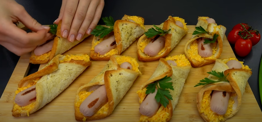 Originální recept na pohoštění - Obložené rolované toasty s párky, sýrem a hořčicí