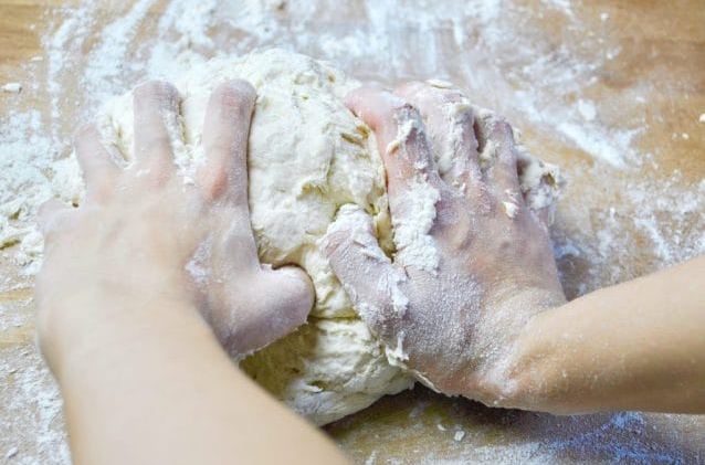 Recept na domácí italské placky Foccacia plněné šunkou a sýrem - dokonalé!