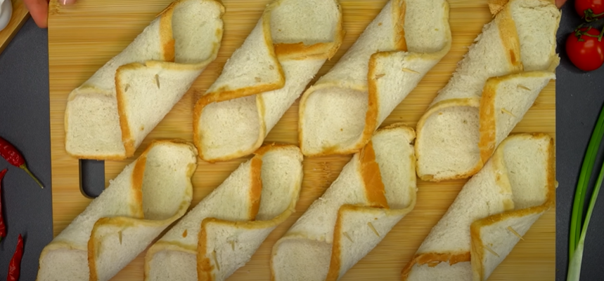 Originální recept na pohoštění - Obložené rolované toasty s párky, sýrem a hořčicí