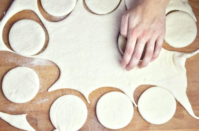 Recept na domácí italské placky Foccacia plněné šunkou a sýrem - dokonalé!