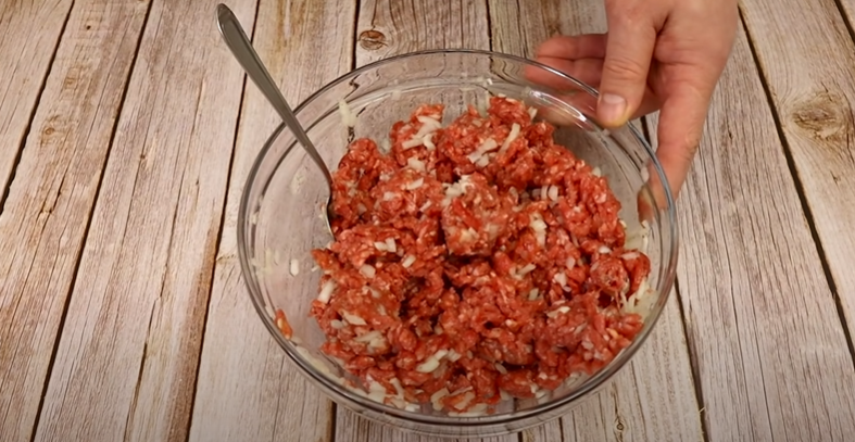 Fantastická hnízda z mletého masa se žampiony a sýrem - jednoduchá chuťovka