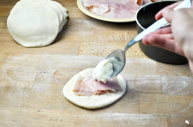 Recept na domácí italské placky Foccacia plněné šunkou a sýrem - dokonalé!