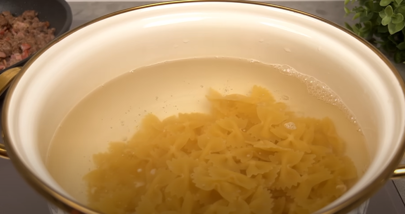 Rychlý recept na italské farfalle s mletým masem a slaninkou - úžasná klasika!