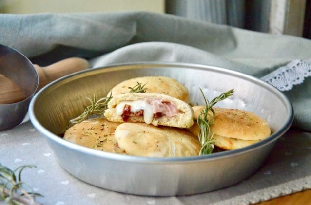 Recept na domácí italské placky Foccacia plněné šunkou a sýrem - dokonalé!