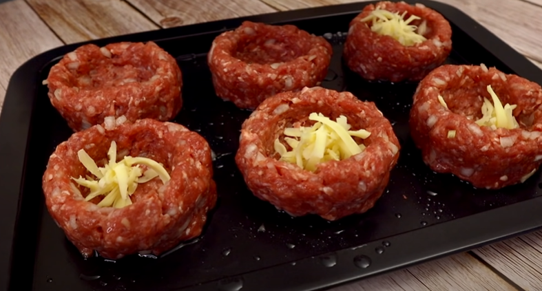 Fantastická hnízda z mletého masa se žampiony a sýrem - jednoduchá chuťovka