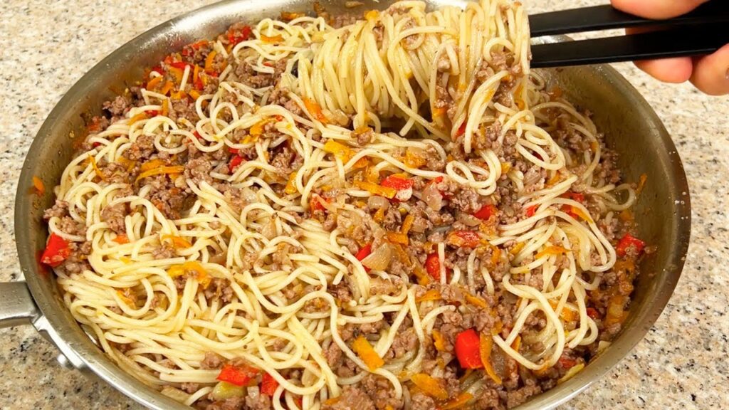 Spaghete delicioase cu legume si carne tocata in vin rosu
