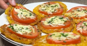 Pizza kolečka s rajčaty a sýrem z brambor: Chutná večeře nebo občerstvení připravené během chvilky Pizza kolečka připravená z brambor : Dokonalá večeře připravená během chvíle