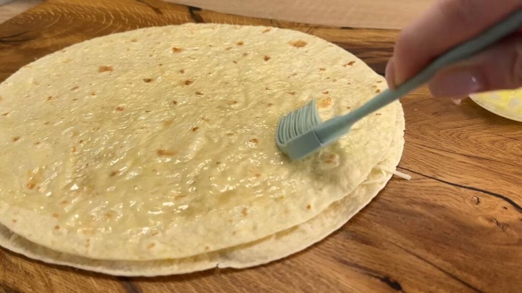 Zapečená lahodná tortilla s mletým masem, sýrem a zeleninou