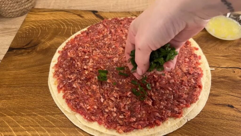 Zapečená lahodná tortilla s mletým masem, sýrem a zeleninou