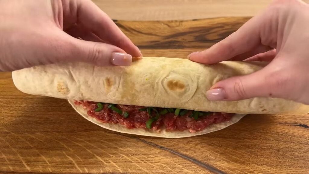 Zapečená lahodná tortilla s mletým masem, sýrem a zeleninou