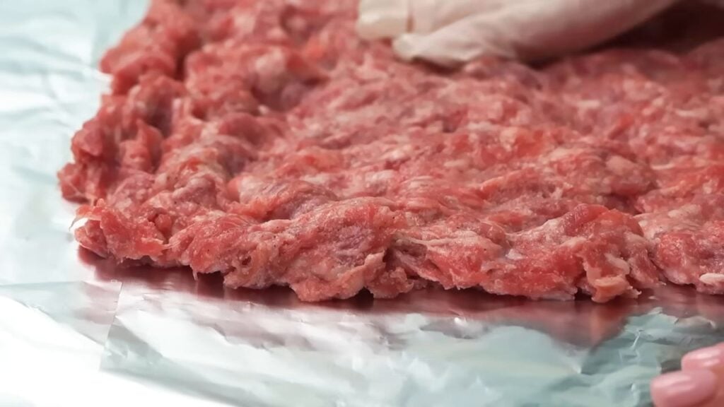 Ruladă de carne tocată la cuptor umplută cu ouă, șuncă și brânză