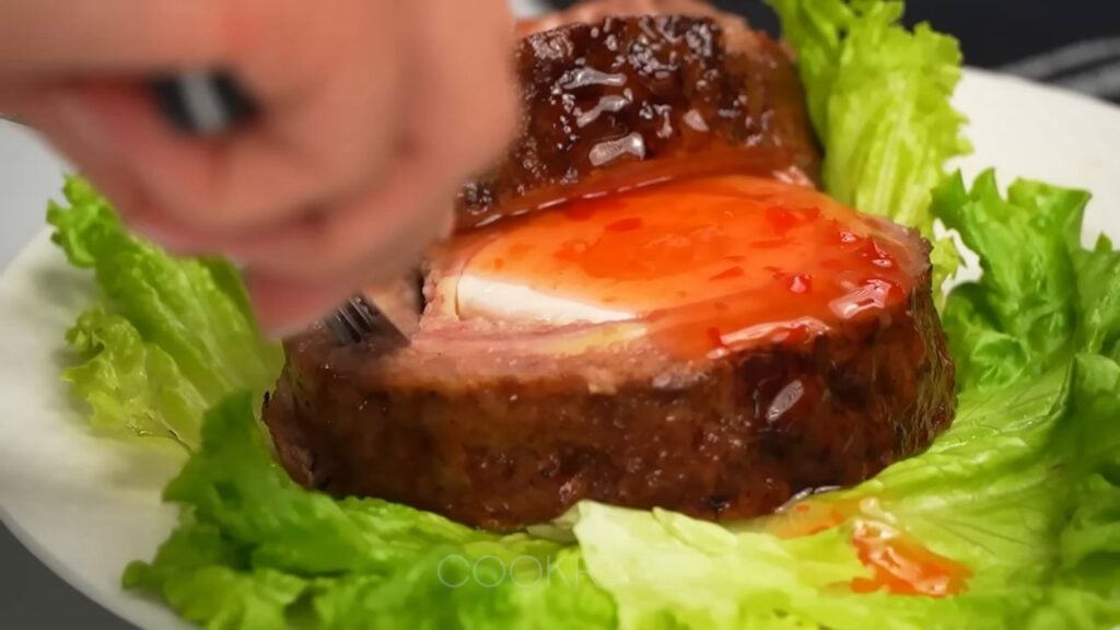 Ruladă de carne tocată la cuptor umplută cu ouă, șuncă și brânză