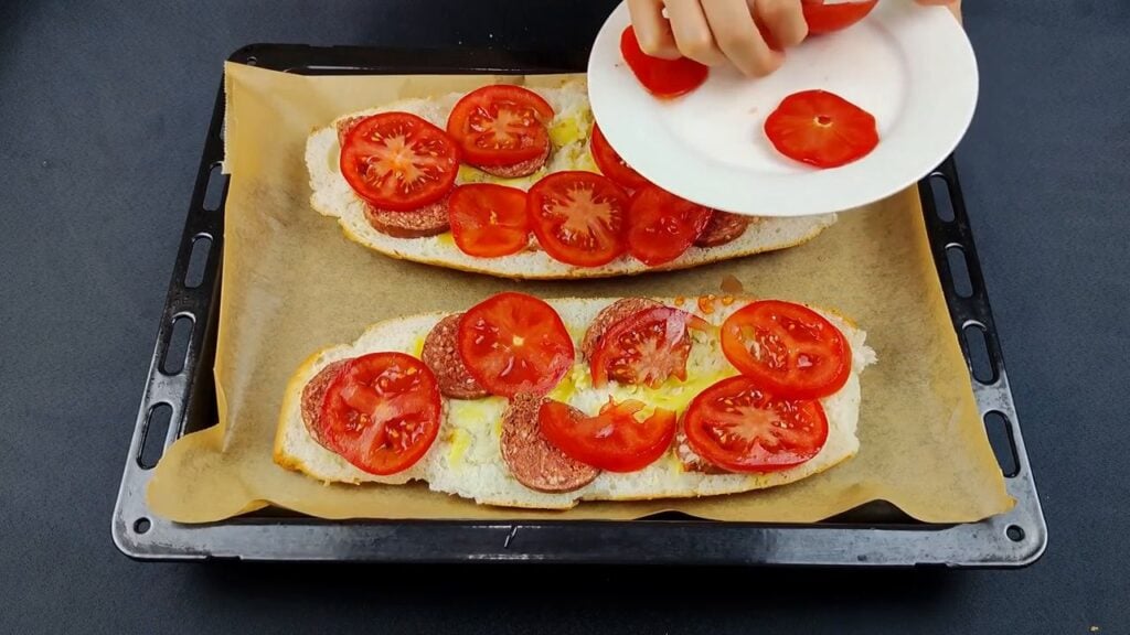 Výborná zapečená bageta s jednoduchými ingrediencemi, které máte zajistě doma!