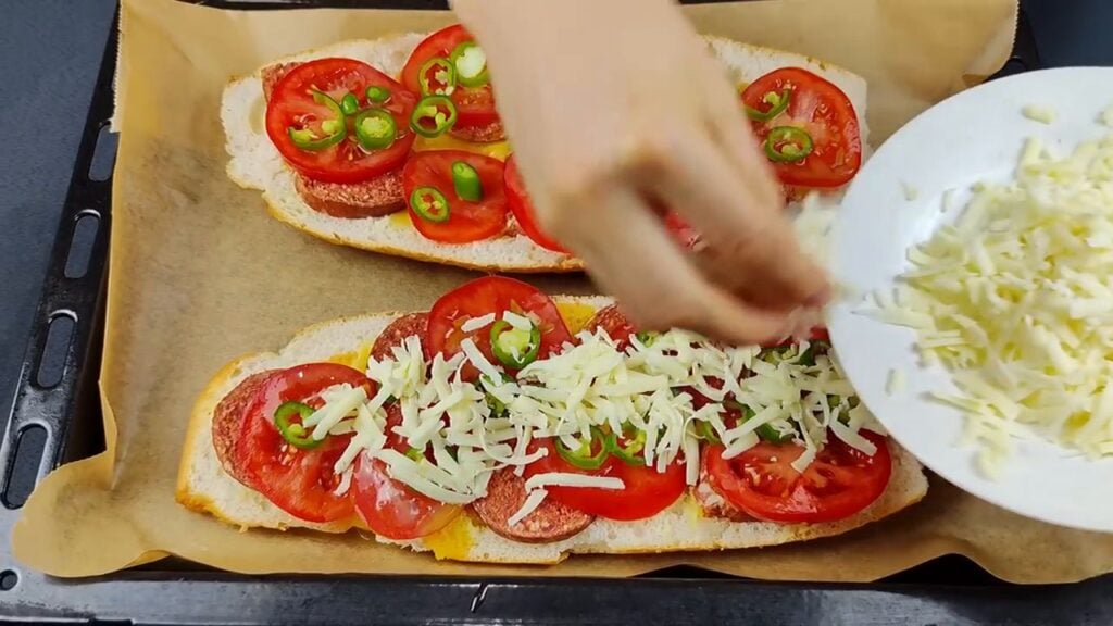 Výborná zapečená bageta s jednoduchými ingrediencemi, které máte zajistě doma!