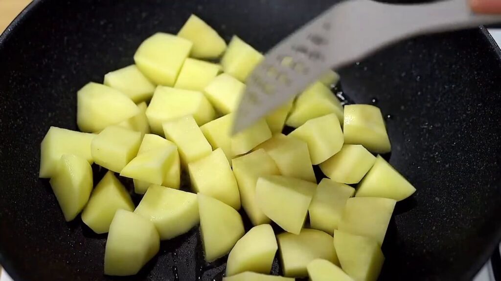 Připravte si smetanové brambory se zeleninou a kuřecím masem