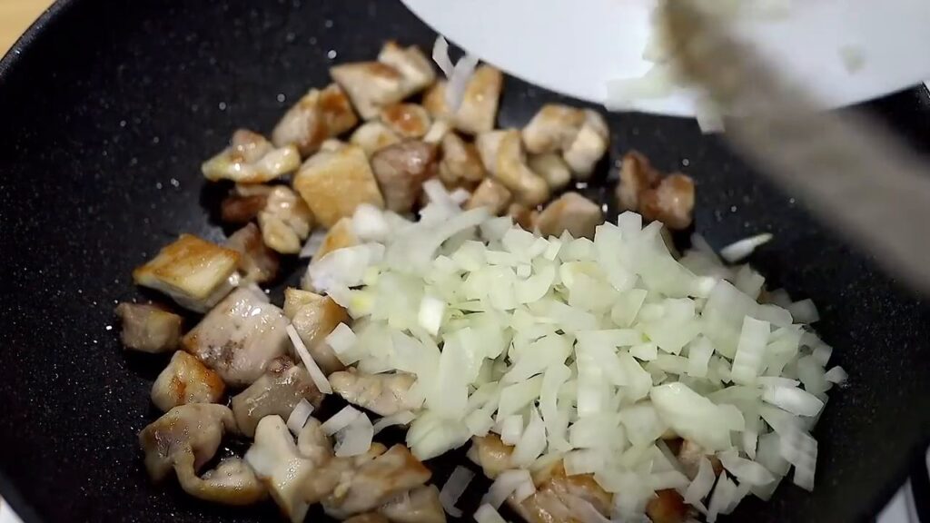 Připravte si smetanové brambory se zeleninou a kuřecím masem