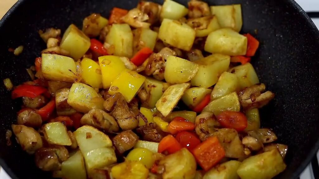 Připravte si smetanové brambory se zeleninou a kuřecím masem