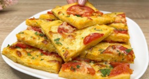 Lepší než pizza: Stačí nastrouhat brambory a připravit si slaný bramborový koláč se zeleninou, rajčaty a sýrem Lepší než pizza: Stačí nastrouhat brambory a připravit si tuhle dobrotu