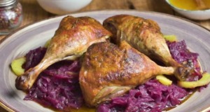 Recept na pečené husí stehno s jablkem a medem na dušeném zelí