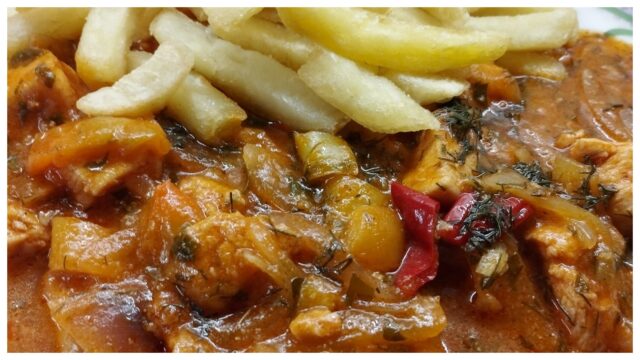 Kuřecí kousky s jemnou omáčkou a hranolky