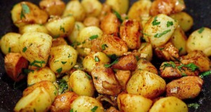 Jedna pánev: brambory s křehkým kuřetem – rychlá večeře do 30 min Nejjednodušší a nejchutnější recept na brambory s kuřecími prsíčky na pánvi