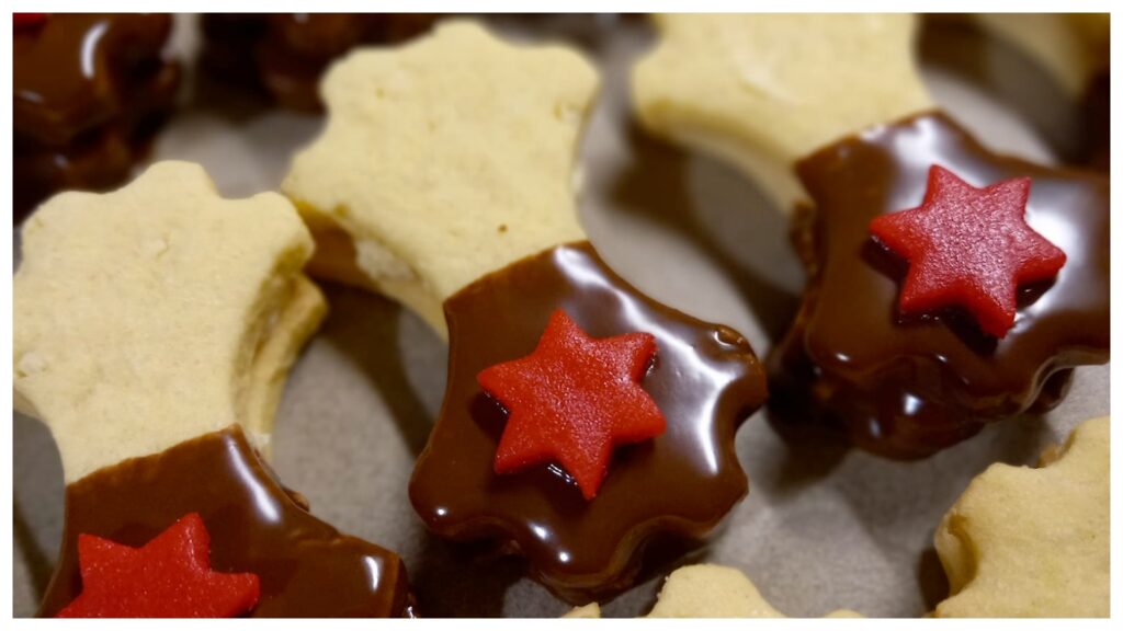 Plněné zázvorky s mandlemi: Recept na tradiční vánoční cukroví se zázvorem a krémovou náplní